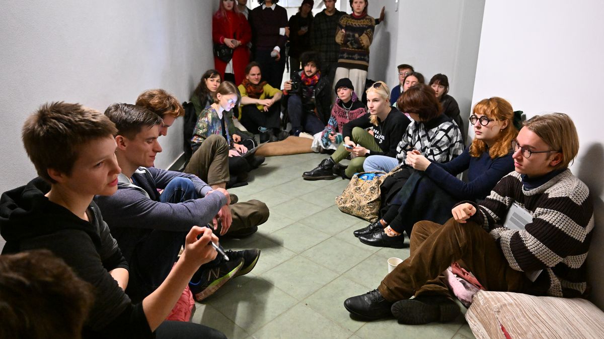 Studenti stávkují za klima. Na brněnské fakultě sociálních studií obsadili uzavřené atrium